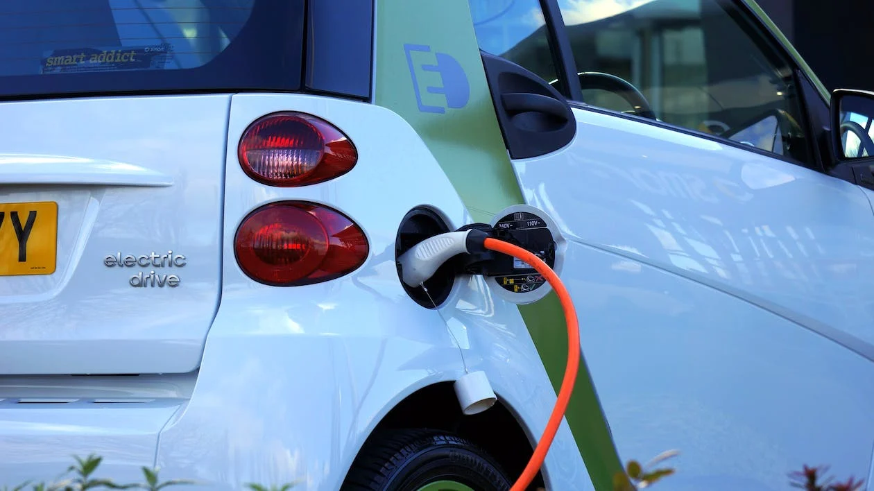 Zrównoważona mobilność: Elektryczne pojazdy i infrastruktura ładowania jako czyste rozwiązanie dla transportu